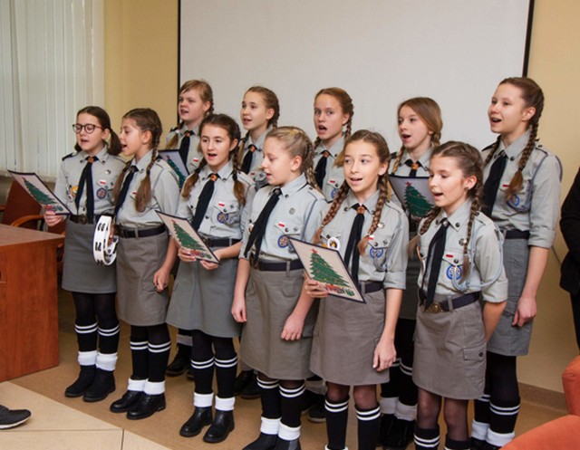 Kolędy śpiewały dziewczęta z zespołu Happy działającego przy 104 Artystycznej Drużynie harcerskiej w Mircu