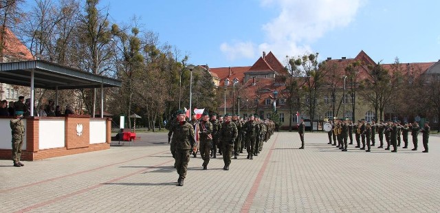 Dowódca 3BDM w Chełmnie, ppłk Piotr Kranz, wręczył żołnierzom i pracownikom resortu obrony narodowej pamiątkowe odznaki