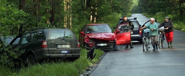 Z czołowym zderzeniu się opla vectry i skody felicia ucierpiał kierujący skodą jak i pasażer opla.