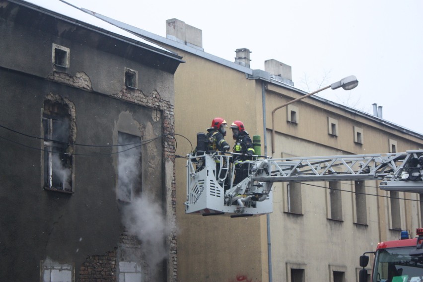 Pożar kamienicy w Katowicach: W środku byli bezdomni ZDJĘCIA + WIDEO