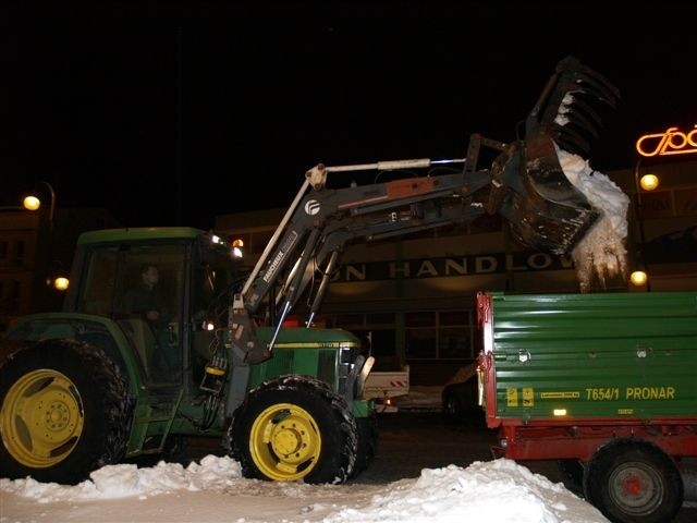 Nocne wywożenia śniegu z ulic Wyszkowa
