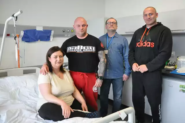 Pani Edyta nabiera sił po operacji. Na zdjęciu obok niej brat Arkadiusz, lekarz Rafał Garncarek oraz przyjaciel rodziny Rafał.