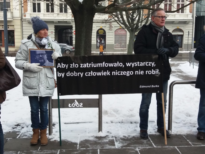 Protest w obronie wolności słowa przed siedzibą łódzkiej TVP