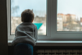 W jakim wieku dziecko może zostać samo w domu?