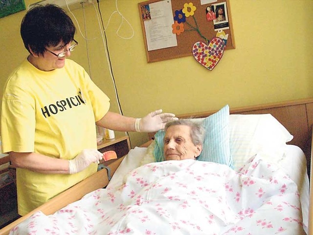 Hospicjum opiekuje się osobami nieuleczalnie chorymi w terminalnym okresie choroby. Istotą tej opieki jest pomoc w zaspokojeniu podstawowych potrzeb chorego i łagodzenie objawów choroby, uśmierzenie bólu zarówno fizycznego, jak i psychicznego. Hospicjum wspiera również rodziny chorych.