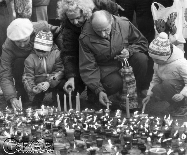 Wrocław 02.11.2981Przed krzyżem ustawionym przy głównej alei cmentarza na Osobowicach.