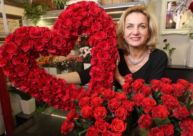 - W Walentyki królują róże, oczywiście w krwisto czerownym odcieniu - mówi Beata Tokarska-Wójcik z Kwiatowej Pasji w Kielcach.