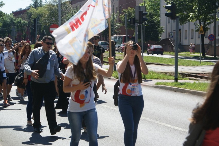 Goście z Włoch i Czech po mszy św. przeszli ulicami miasta...