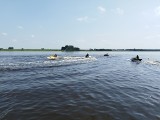 Motorowodniacy walczą o uratowanie Jeziora Niepruszewo. “Będziemy pływali przez około tydzień” 