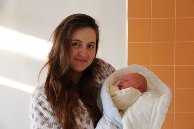 Oskar Dmoch, syn Piotra i Natalii z Ostrołęki, urodził się 24 listopada. Ważył 3780 g, mierzył 55 cm. Na zdjęciu z mamą