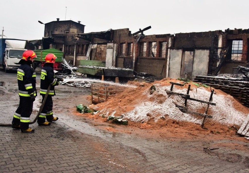 Aż 22 zastępy strażaków walczą z pożarem stolarni w...