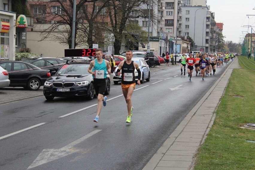 12. PKO POZNAŃ PÓŁMARATON - ZDJĘCIA biegaczy na pierwszym...