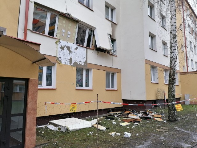 Wybuch gazu w Łomży. W bloku przy ulicy Żeromskiego wyleciały okna i rozerwana została ściana. Mieszkanka trafiła do szpitala (zdjęcia)