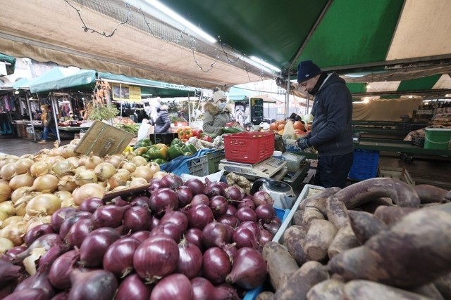 Ceny warzyw znacząco urosły, w niektórych przypadkach nawet bardzo wyraźnie. Zobacz, ile kosztują warzywa na poznańskich rynkach.PRZEJDŹ DALEJ >>>
