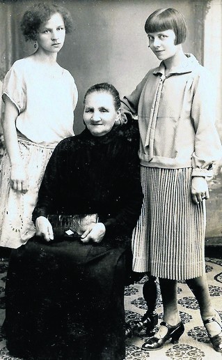 Babcia Julianna z wnuczkami Łucją ( z lewej) i Wandą