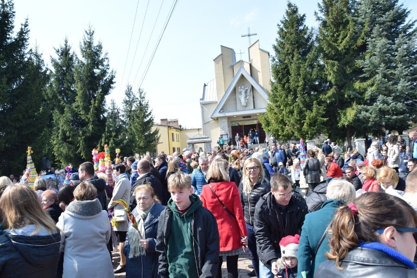 Pucheroki chodzą po Bibicach w Kwietną Niedzielę. Jedyna taka tradycja w Polsce [ZDJĘCIA]