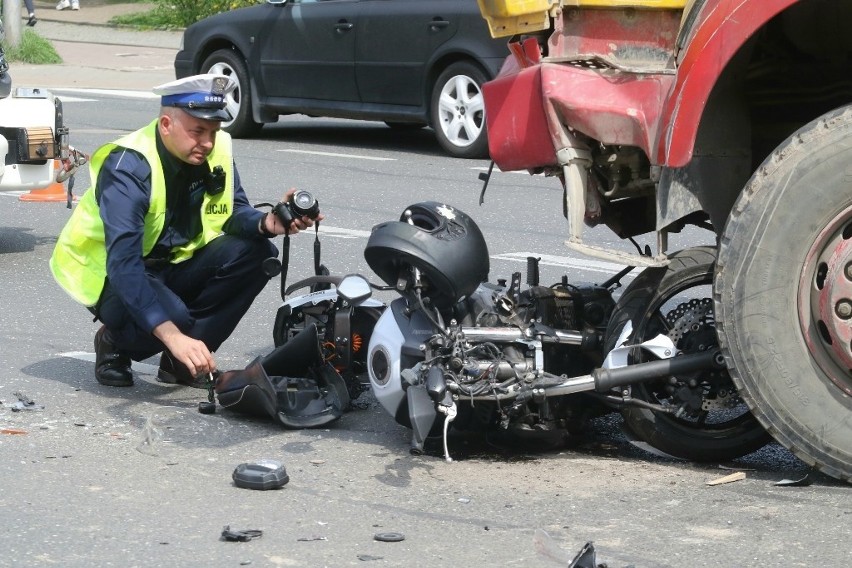 Groźny wypadek motocyklisty we Wrocławiu. Mężczyzna zderzył...
