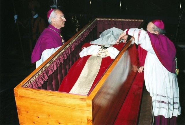 Pierwsze zamkniecie drewnianej trumny nastąpilo wczoraj wczesnym rankiem w bazylice św. Piotra. Arcybiskup Stanislaw Dziwisz (z prawej) polozyl bialą chuste na twarzy Jana Pawla II. Obok stal arcybiskup Pierro Marini. Towarzyszyla temu modlitwa: &#8222;Wierzymy, ze zycie Jana Pawla II jest obecne w Tobie. Jego twarz, nieoświetlona juz światlem tego świata, niech bedzie na zawsze oświetlona Twoim wiecznym i niewyczerpanym Światlem. Jego twarz, która bada Twoje szlaki, zeby wskazac je Kościolowi, niech cieszy sie Twoją laską. Jego twarz, której my juz nie bedziemy oglądac, niech cieszy sie Twoją obecnością&#8221;.