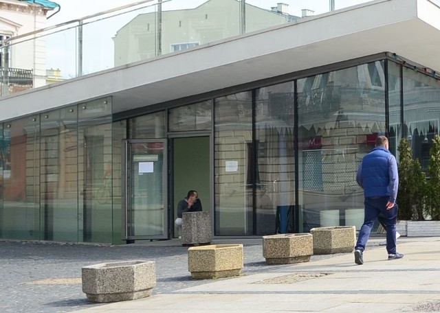 Pracownicy obsługujący toaletę na fontannach nie wpuścili dziewczyn, które były obok na wiecu z okazji Dnia Autyzmu.