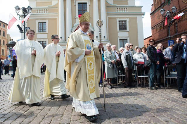 Otrzymaliśmy wczoraj oświadczenie Kurii Diecezjalnej w Toruniu w sprawie emerytowanego ordynariusza diecezji toruńskiej biskupa Andrzeja Suskiego. Nawiązuje do petycji, których autorzy apelują do władz regionu i miast o pozbawienie bp. Suskiego honorowego obywatelstwa województwa kujawsko-pomorskiego oraz m.in. Torunia. Oto treść oświadczenia:Czytaj też:Tęczowe flagi na starówce w ToruniuO. Rydzyk o "Tylko nie mów nikomu"