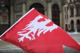 Jedno zdanie. Tylko tyle wystarczy, żeby otrzymać powstańczą flagę z okazji 95. rocznicy ustanowienia Mazurka Dąbrowskiego hymnem Polski