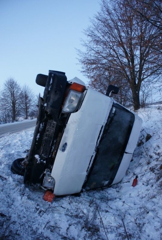 Kierowca busa chcąc uniknąć zderzenia czołowego, zjechał na prawe pobocze i stracił panowanie nad pojazdem.