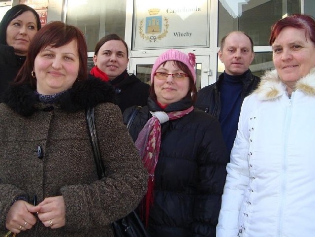 Szczęśliwi rodzice dzieci ze szkół w Broniszowie i Stypułowie zaraz po zakończeniu głosowania w kożuchowskim ratuszu. Wielu z nich nie kryło łez wzruszenia. Gorące dyskusje przed budynkiem trwały jeszcze przez długi czas.