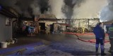 Pożar w Skokach w gminie Mniów. Stodoła i obora w ogniu, ewakuowano 17 byków. Zobacz zdjęcia 