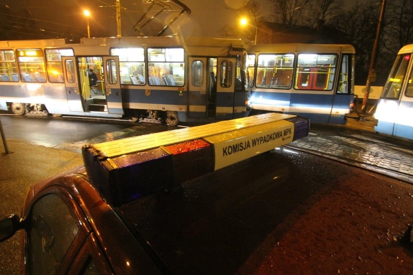 Wrocław: Zderzenie tramwajów. Zaklinowały się na zakręcie (ZDJĘCIA)