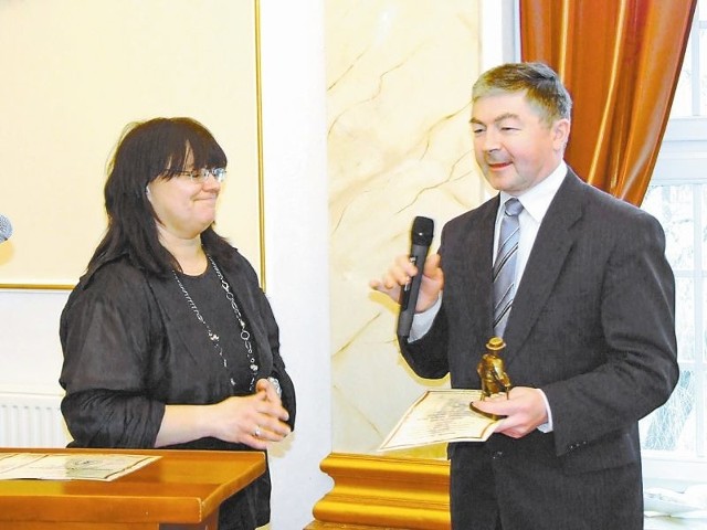 Jednym z nagrodzonych był Norbert Jaskóła, dyrektor Powiatowego Urzędu Pracy w Strzelcach Opolskich. Sybilla Fusiarz, organizatorka gali, tłumaczyła, że to jeden z nielicznych urzędów, który stara się pomagać niepełnosprawnym w znalezieniu pracy.