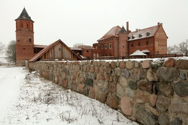 Rekonstrukcja bryły i układu funkcjonalnego tykocińskiego zamku przebiega według danych archeologicznych i przekazów historycznych sięgających do inwentaryzacji z XVII i XVIII wieku. Całość stoi na fundamentach XVI-wiecznego zamku Zygmunta Augusta.