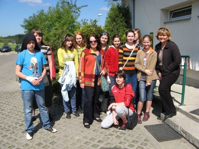 W sobotę w schronisku dla zwierząt pojawiła się grupa uczniów klasy I A &#8211; dwujęzycznej, pod opieką anglistki Ewy Gontarczyk i polonistki Małgorzaty Fundowicz.