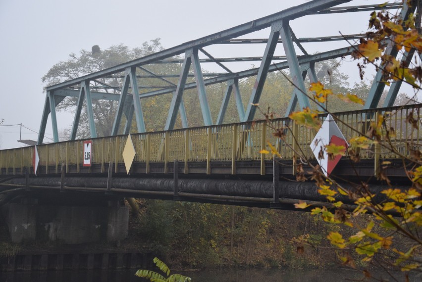 Most prowadzący do zakładów w Blachowni.