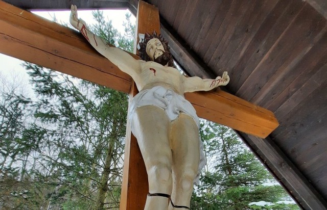 Kilka dni temu pracownik leśny zawiadomił proboszcza o zniszczeniu figury Chrystusa na krzyżu w kapliczce.