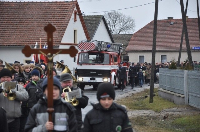 Ś.P. Konrada Mientusa na cmentarz odprowadzili razem rodziną, mieszkańcami Dańca i przyjaciółmi strażacy. Trumna przejechała przez wieś na wozie gaśniczym.