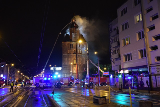 W sobotę, 1 lipca, przed północą strażacy wciąż walczyli z pożarem katedry.