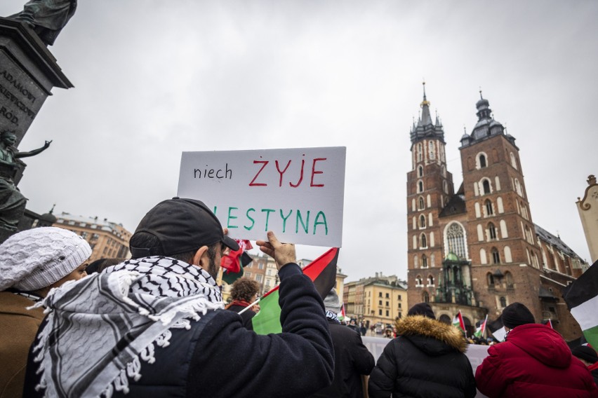 Na Rynku Głównym w Krakowie manifestowali solidarność z narodem palestyńskim. "Niech żyje Palestyna"
