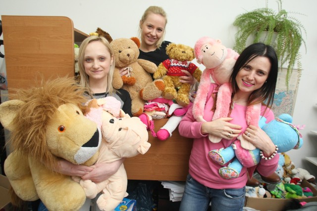 Zabawek i pluszaków jest już wiele, ale z upominkami dla "Pluszowego Misia" zapraszamy do redakcji w Kielcach. Na zdjęciu: Anna Bilska, Izabela Mortas, Paulina Baran z "Echa Dnia".