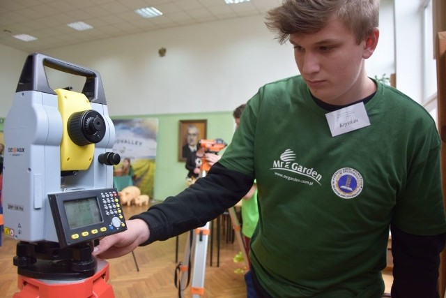 Zespół Szkół Rolniczych w Grudziądzu kusił gimnazjalistów swoją oferta edukacyjną. Promocją objęte zostały także kierunki, które szkoła zamierza otworzyć w przyszłym roku. Więcej o ofercie kształcenia, nowościach, oraz współpracy z lokalnymi firmami w materiale wideo opowiada Beata Kacała, dyrektor szkoły.