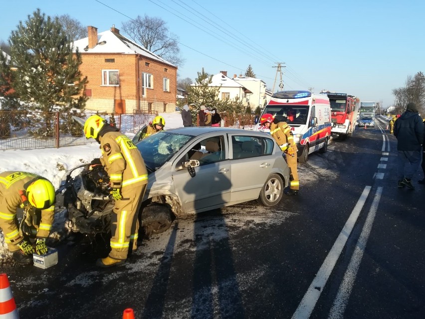 Cztery samochody zderzyły się w miejscowości Złota na drodze...