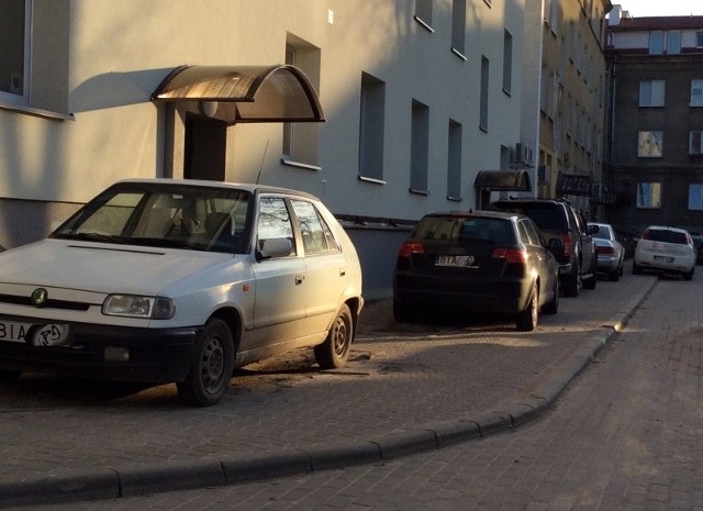 Opłaty za parkowanie w centrum Białegostoku zmuszają kierowców do szukania darmowych miejsc. Ci zastawiają chodniki i zieleńce przy Malmeda.