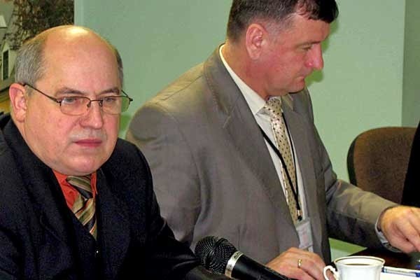 Podczas posiedzenia komitetu monitorującego od lewej Janusz Ciba - szef Biura Zasobów Ludzkich w Hucie Stalowa Wola i starosta Wiesław Siembida.