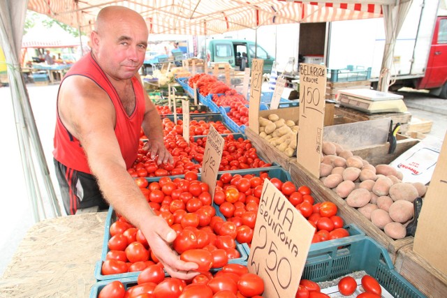 - Na ten sprawdzony towar jest klient, nawet za cenę wyższą niż w markecie - mówi Zdzisław Przybyła, który owocami i warzywami handluje od wielu lat na kieleckim targowisku miejskim.
