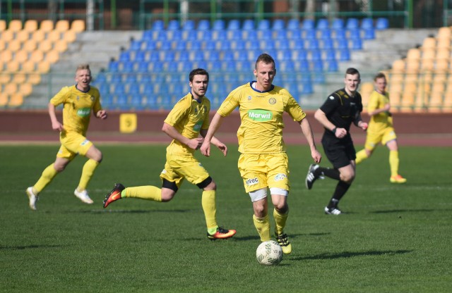 Maciej Stefanowicz (przy piłce) w Mogilnie podwyższył prowadzenie Elany na 2:0