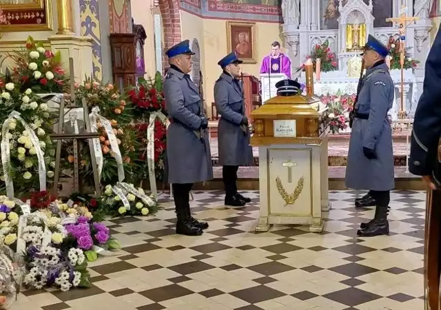 Msza pogrzebowa w intencji podinspektora Pawła Korczaka była odprawiona w kościele w Tarczynie.