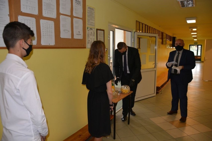 Uczniowie ze szkoły w Przyłeku przystąpili do egzaminu...