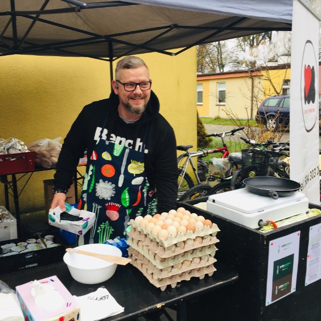 Michał Piszczek - tym razem współzałożyciel "Serca Torunia" smażył dla osób bezdomnych rekordowe ilości jajecznicy - z podarowanych przez hurtownie Ewmar 150 jaj. Obchodził też urodziny, więc była wspólna konsumpcja tortu.