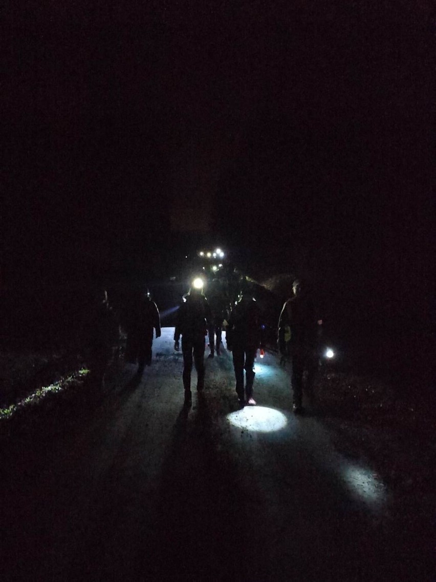 Nocna droga krzyżowa w gminie Suchedniów z blisko setką uczestników. Zobacz zdjęcia