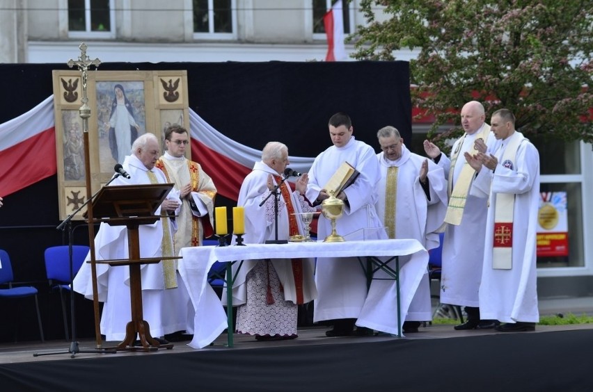 Dni Ułana 2014 w Poznaniu: Msza, wręczenie odznak i defilada