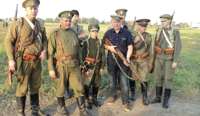 Przemysław Bednarczyk (w środku) na planie. 